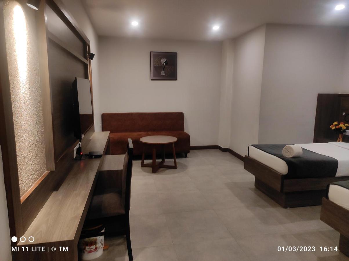 Hotel K79 Джамшедпур Екстериор снимка